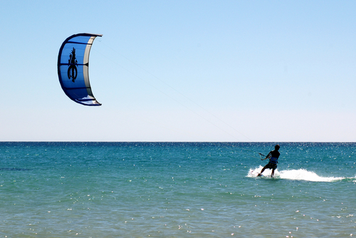 Práctica de kite-surf con instructor.