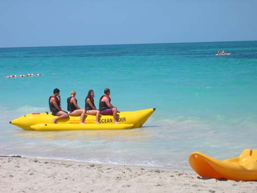 Alquiler  Banana boat frente a la playa del hotel