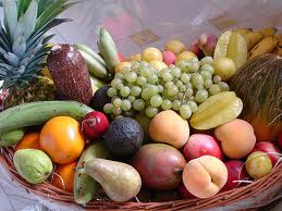 Canasta de frutas tropicales de bienvenida